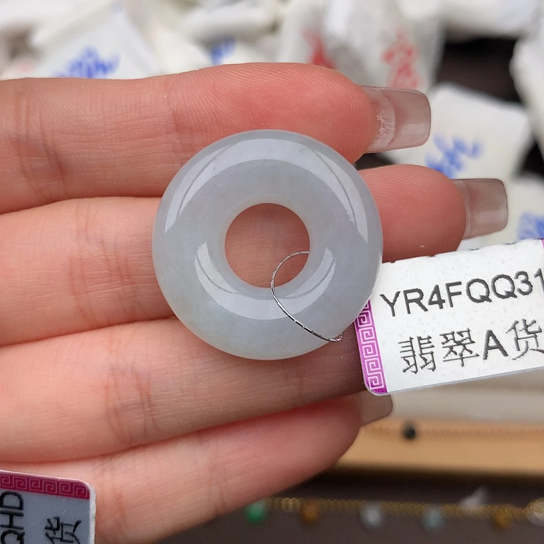翡翠挂件未镶嵌……