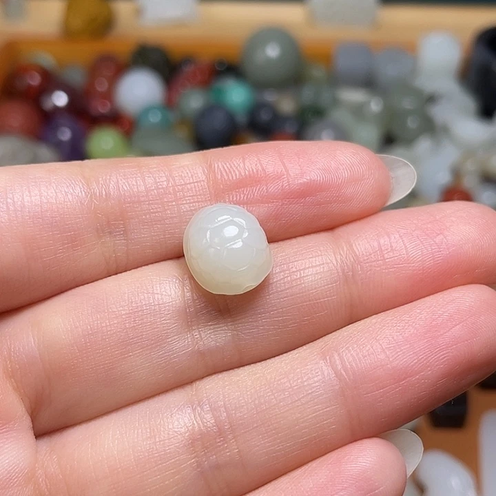 战***士和田玉未镶嵌颈饰