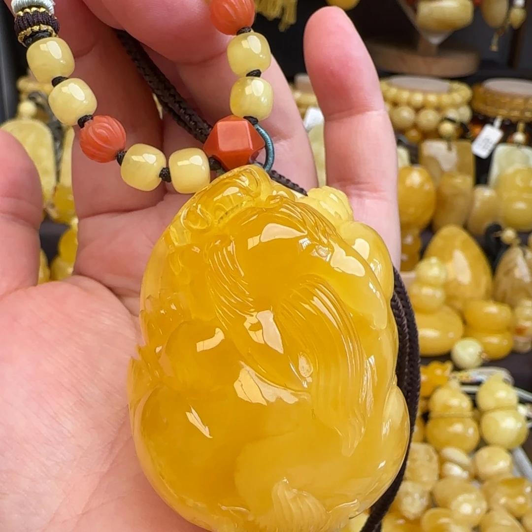 琥珀套链未镶嵌天然俄料鸡油黄蜜蜡貔貅吊坠