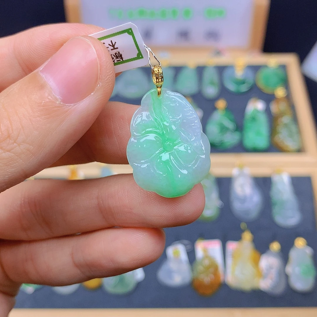 翡翠18K金镶嵌颈饰翡翠