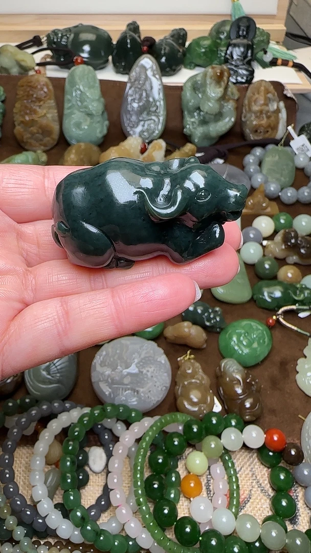 和田玉切末蓝牛吊坠