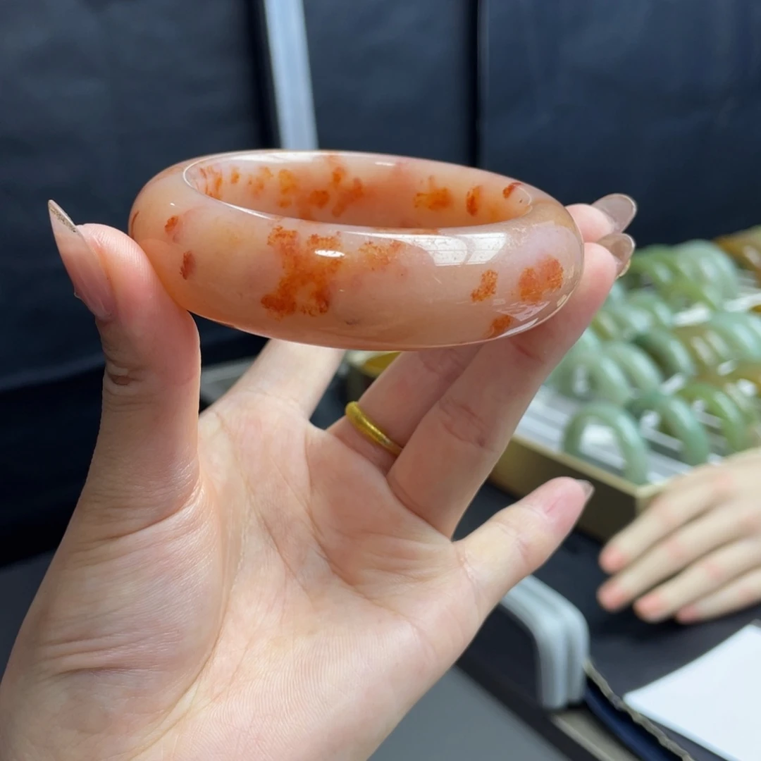 未镶嵌手镯石英岩玉佳*