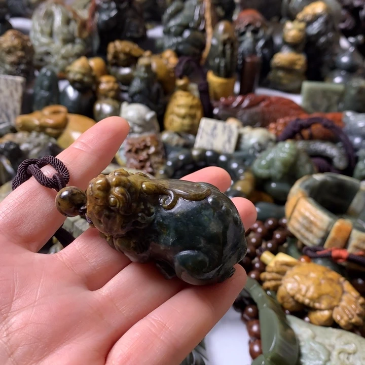 未镶嵌岫岩河磨玉（透闪石质玉）把件