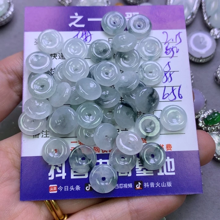 翡翠挂件未镶嵌无**?