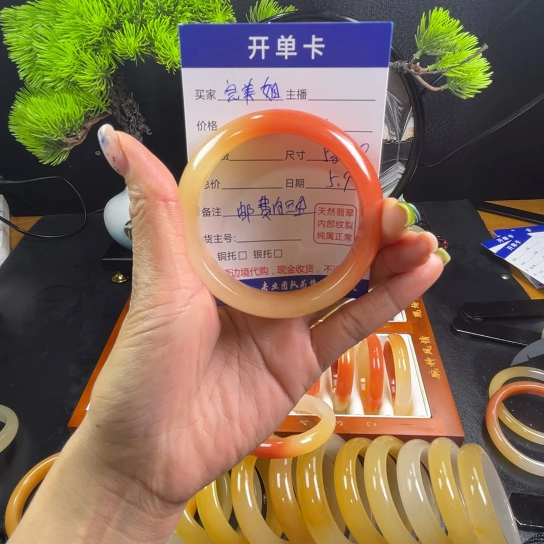 石英质玉手镯未镶嵌完*姐