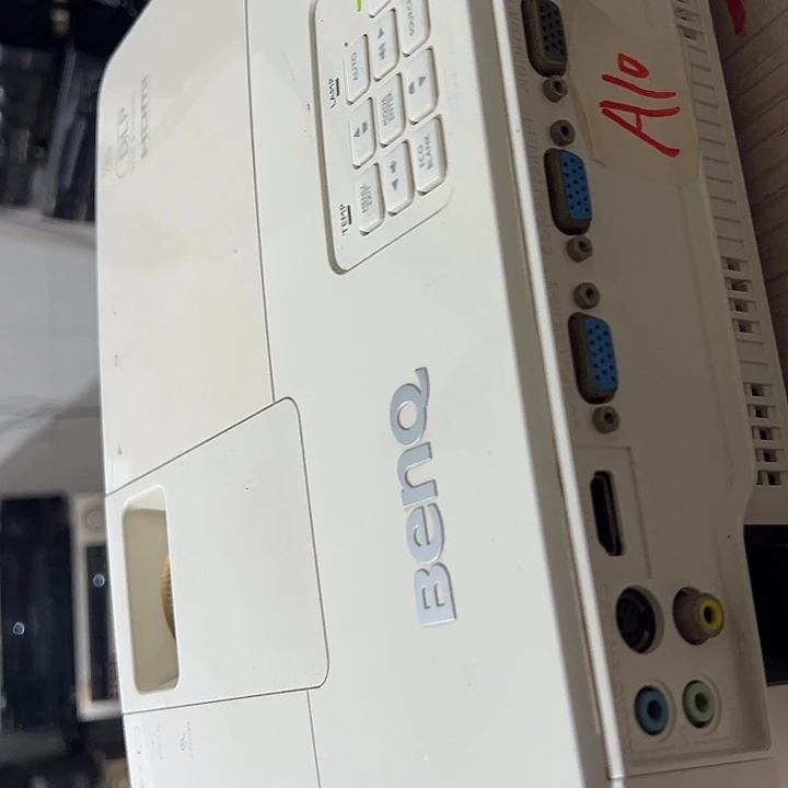 8新投影仪一台 包邮