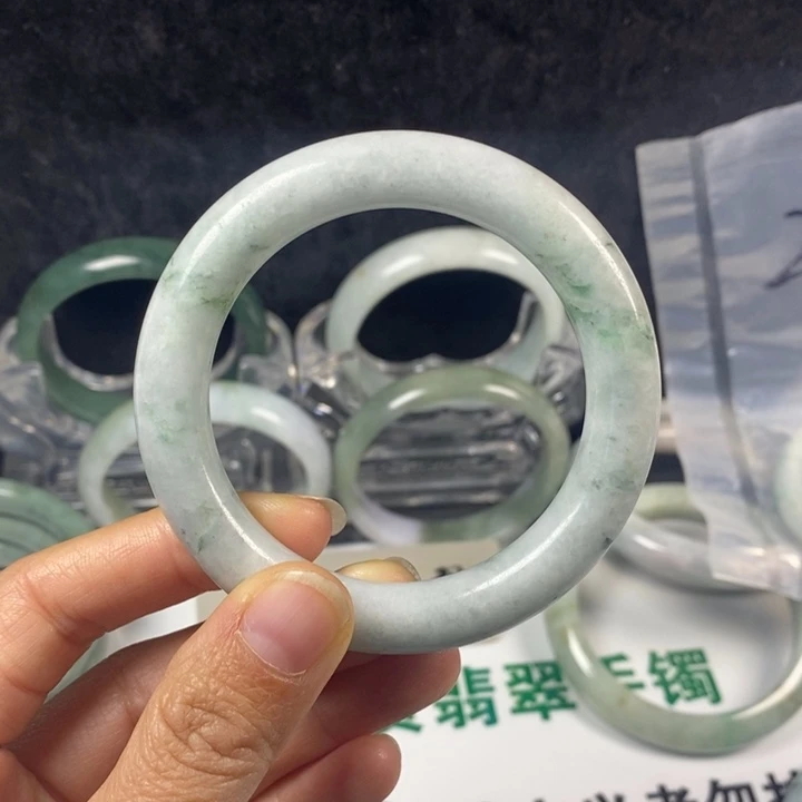 翡翠未镶嵌手镯6号。 52.6圈
