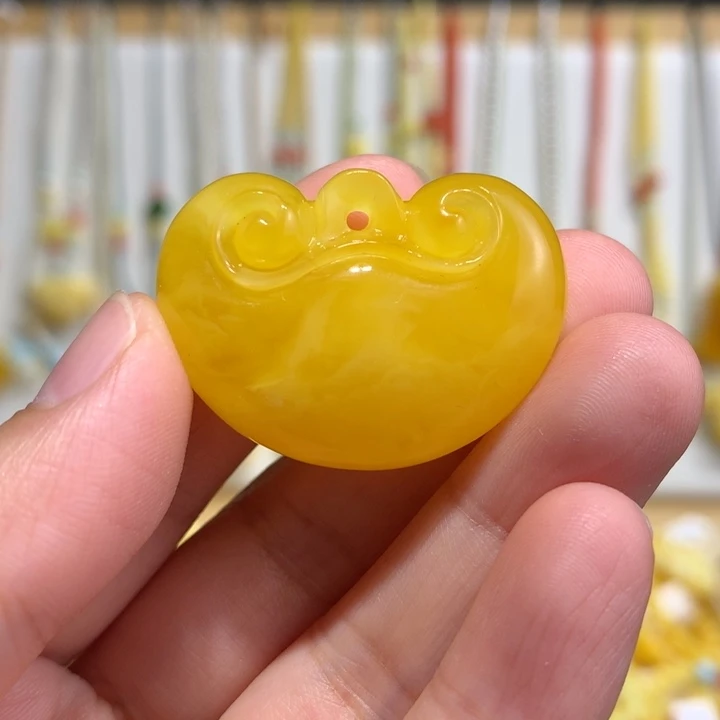 蜜蜡未镶嵌颈饰如意
