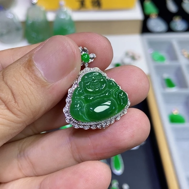 向***赚翡翠18K金镶嵌颈饰佛公