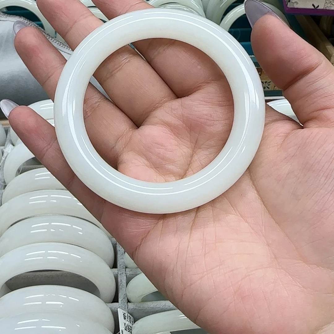 和田玉手镯未镶嵌半***?