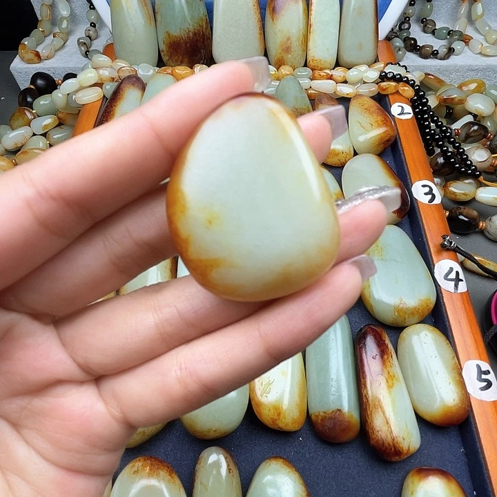 和田玉颈饰未镶嵌王****跑