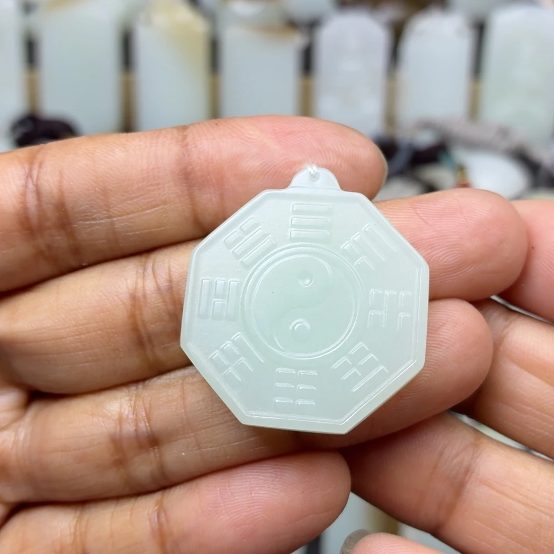 狗***熊和田玉未镶嵌颈饰