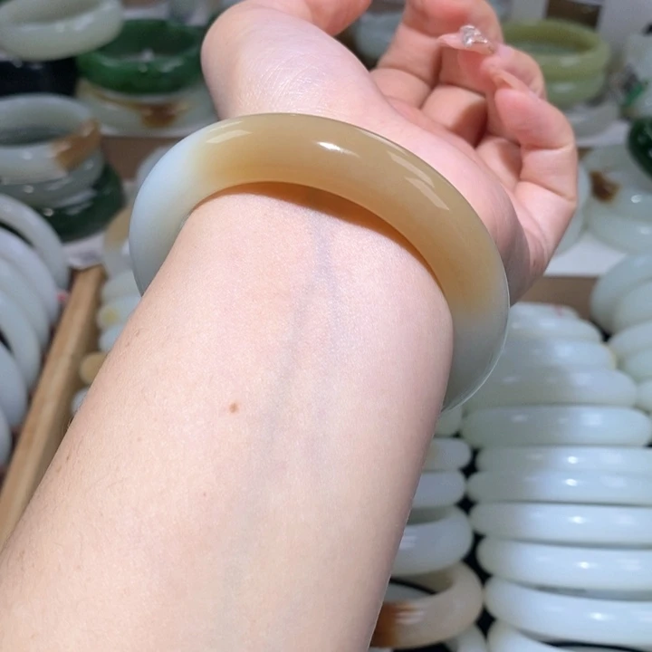 和田玉手镯未镶嵌糖白