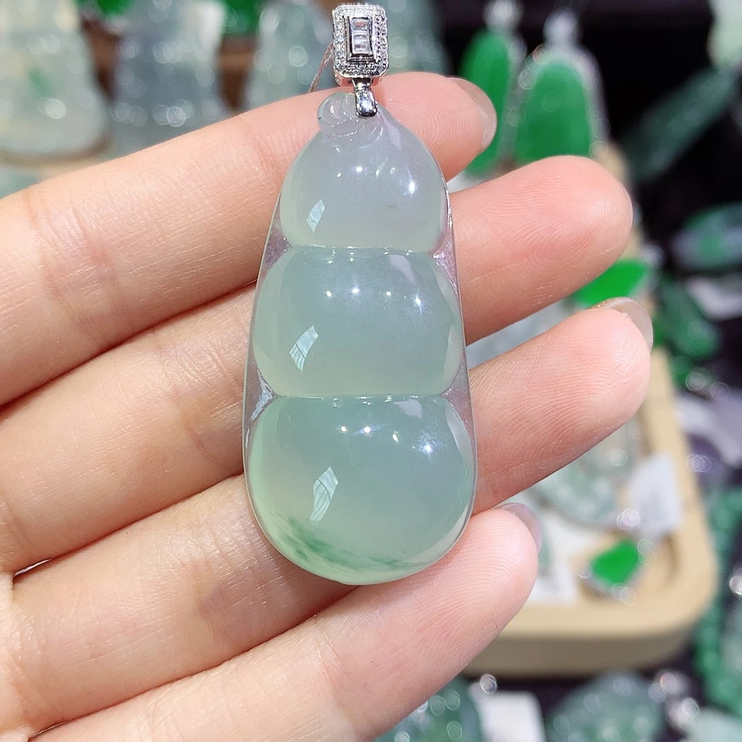 翡翠18K金镶嵌颈饰豆
