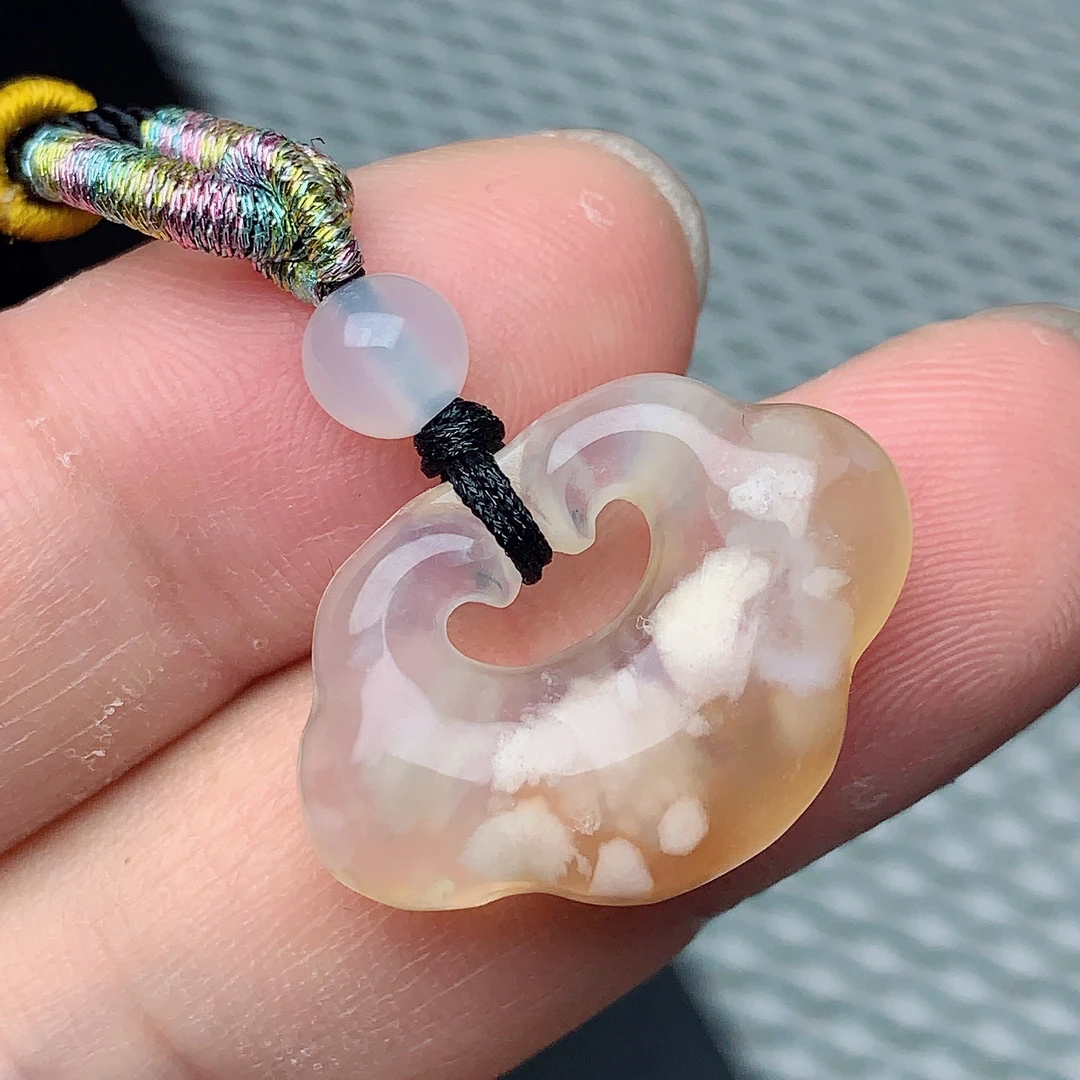 天然樱花满祥云锁玉石吊坠24.6/17.2/7.5mm