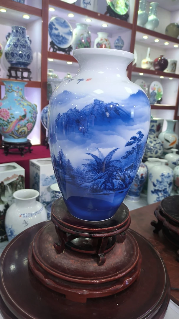 景德镇手绘青花冬瓜瓶