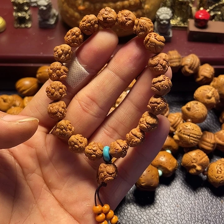 龙纹桃核雕刻金蟾