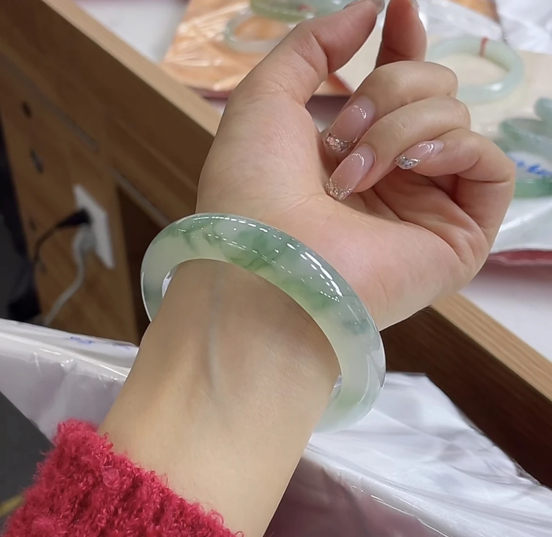 （性价比)56正圈冰飘绿翡翠手镯
