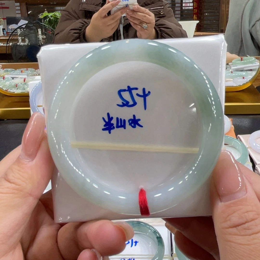 翡翠手镯未镶嵌翡翠