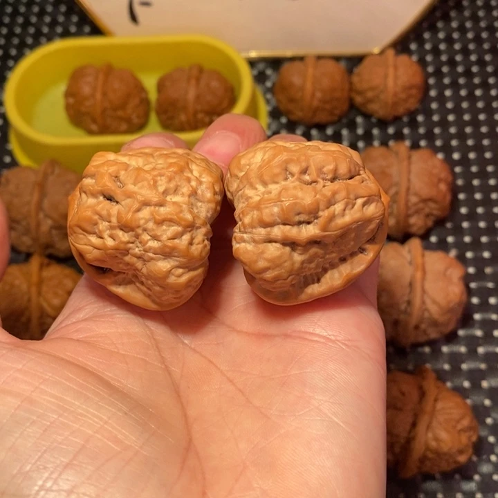 W****文玩核桃把件细腰大八腿