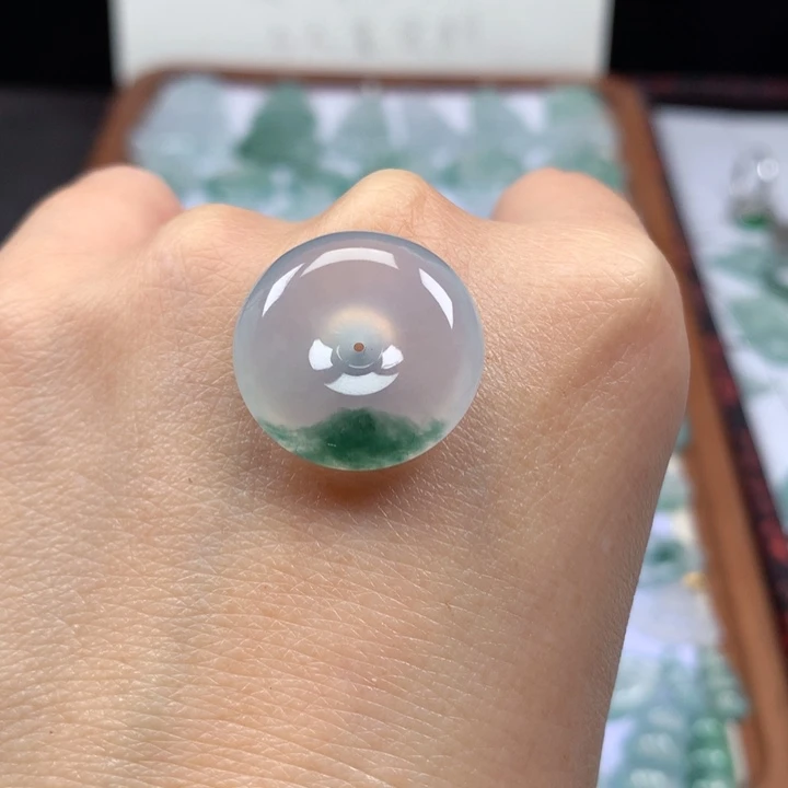 颈饰未镶嵌翡翠冰种飘花肥扣子