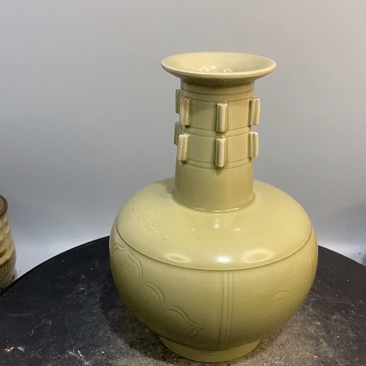 越窑盘口瓶造型美观