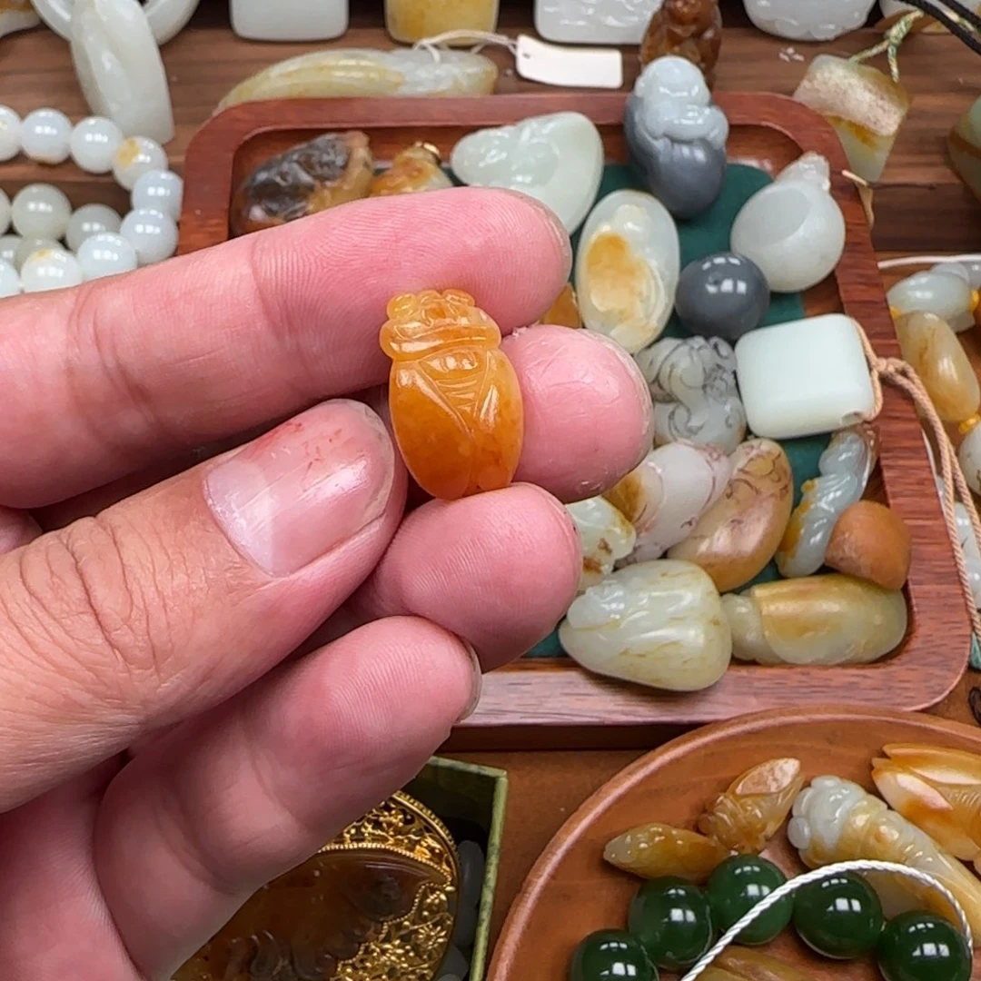 和田玉未镶嵌颈饰玉蝉