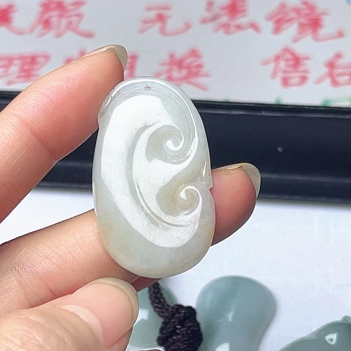 翡翠未镶嵌颈饰如意