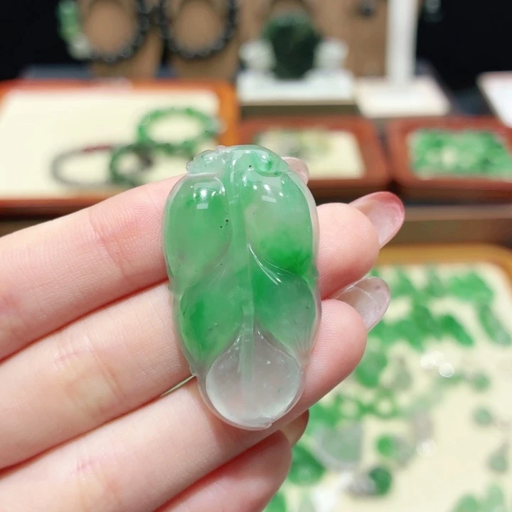 石英质玉（非洲翠）未镶嵌颈饰