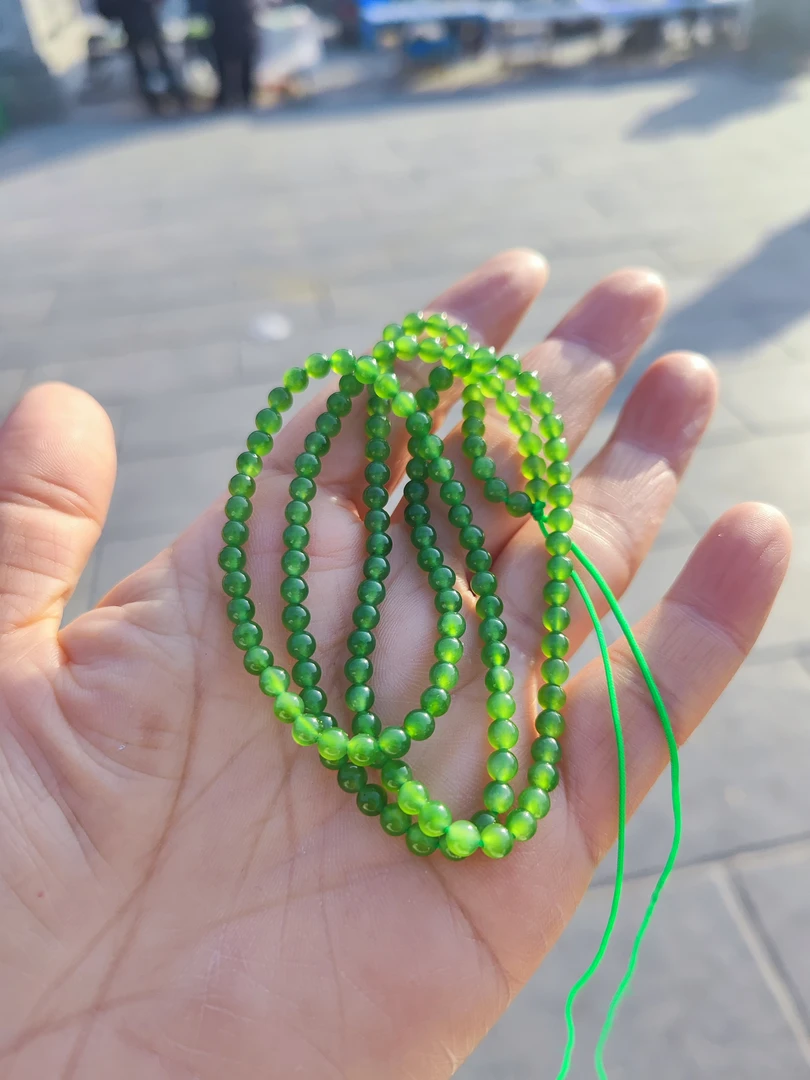 冰底阳绿小米珠毕业级和田玉