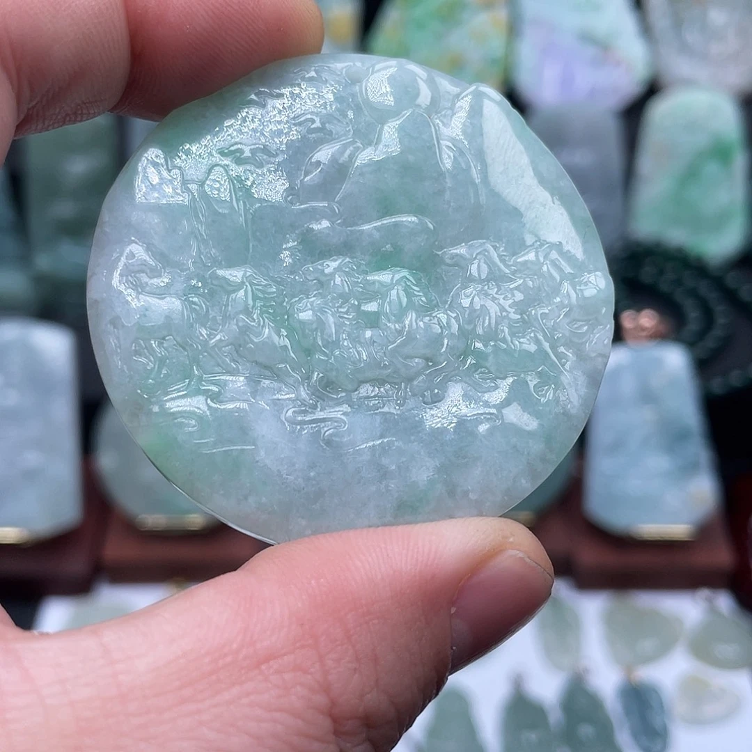 翡翠未镶嵌颈饰八骏图