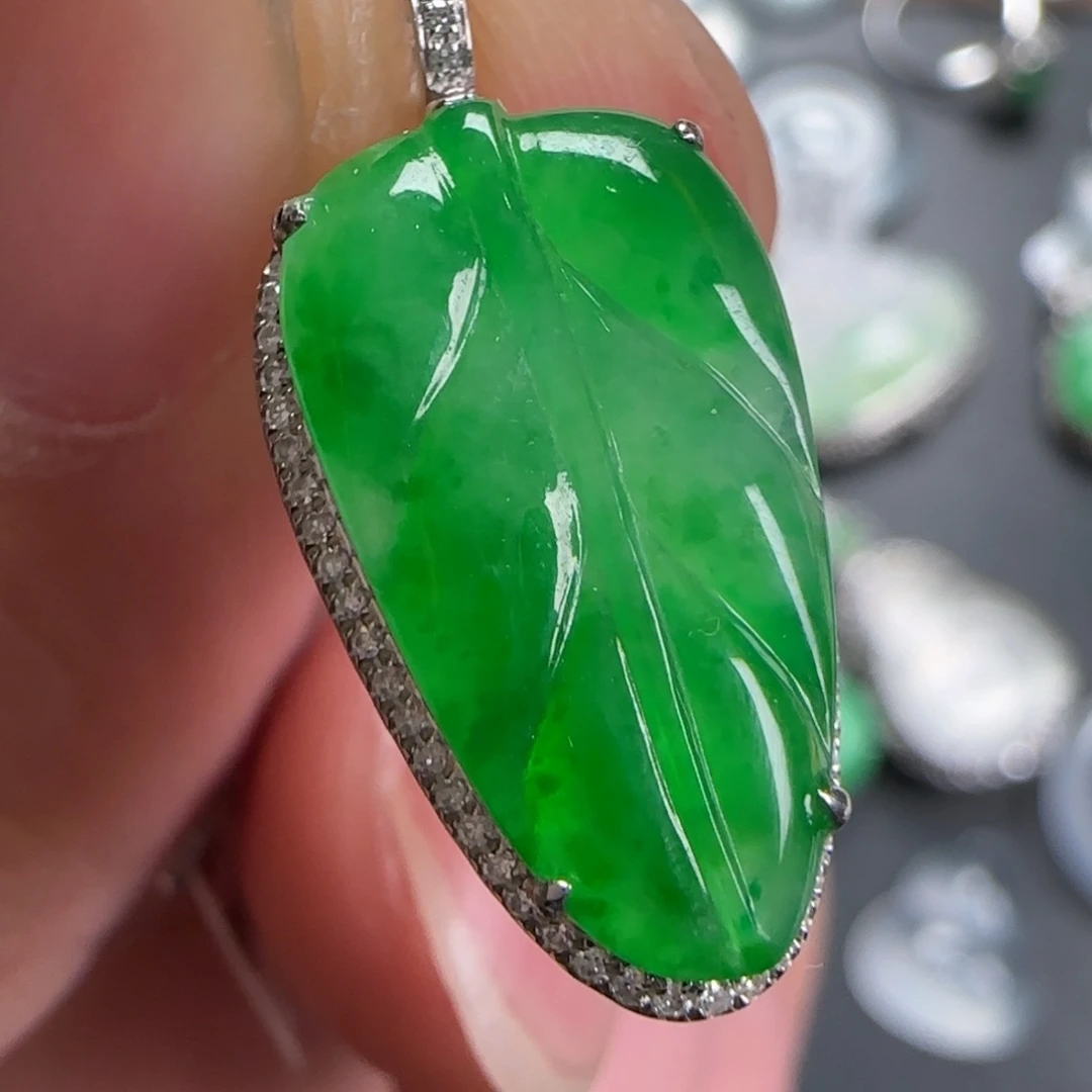 翡翠18K金镶嵌颈饰