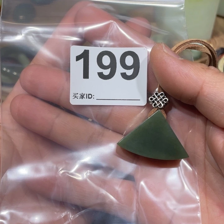 和田玉未镶嵌颈饰偷****闲