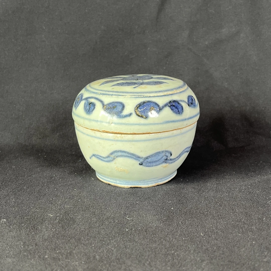 lot 7 青花盖盒。