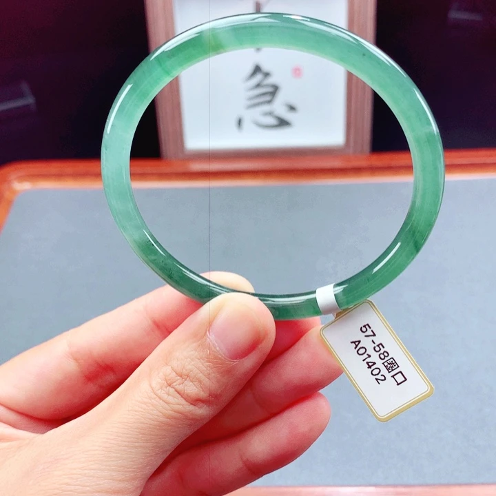 未镶嵌手镯翡翠圆镯