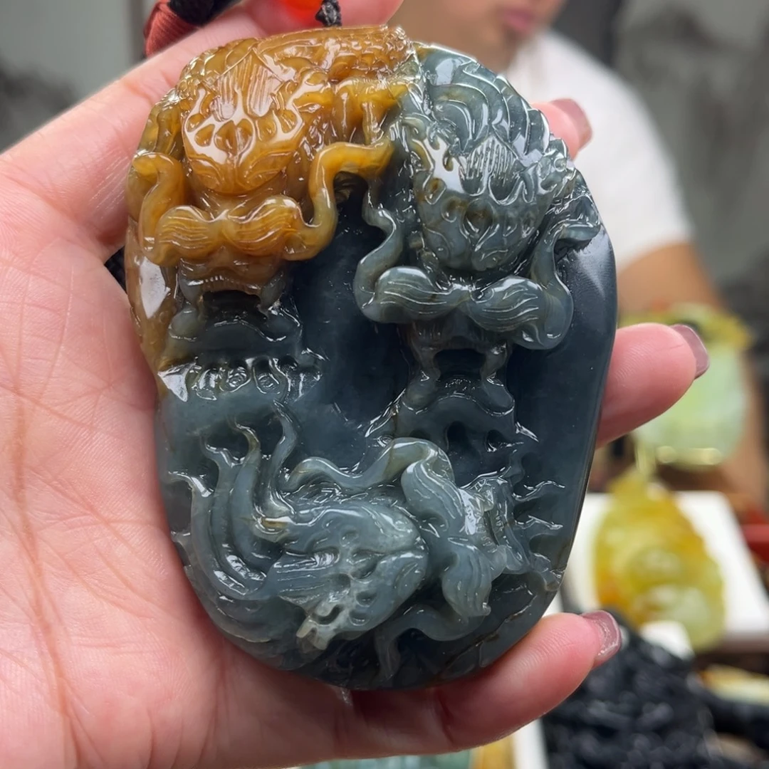 岫玉未镶嵌颈饰手把件