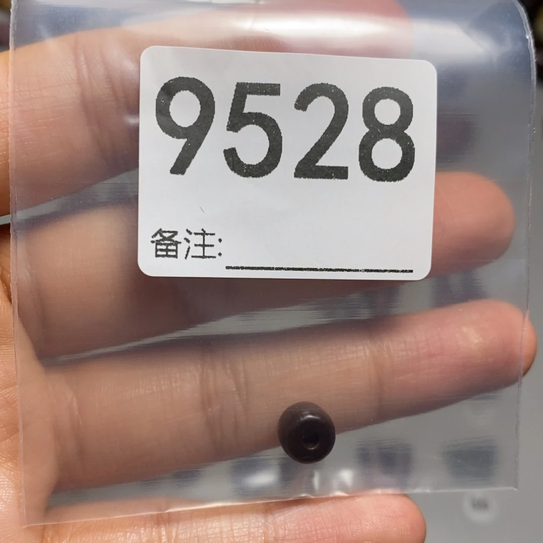 颈饰未镶嵌透闪石质玉令*