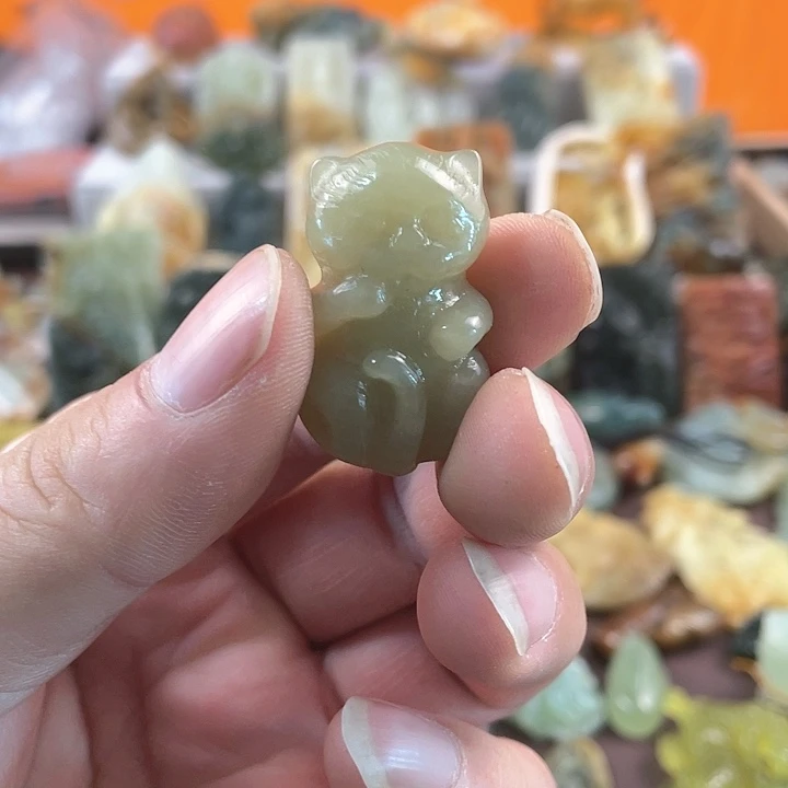 蛇纹石玉颈饰合金