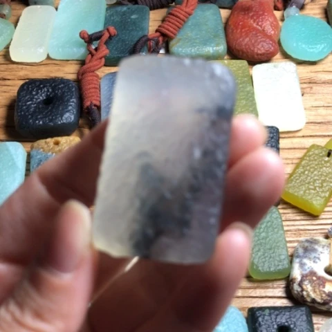 蛇纹石玉颈饰合金