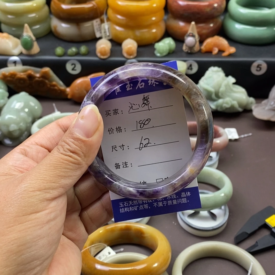 沁***0石英质玉未镶嵌手镯