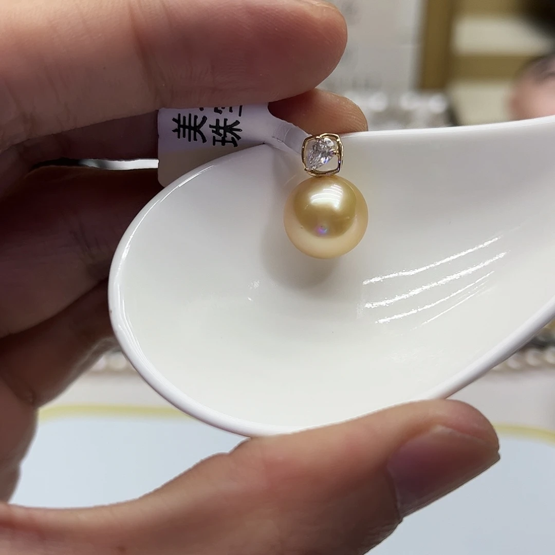 颈饰18K金镶嵌海水珍珠