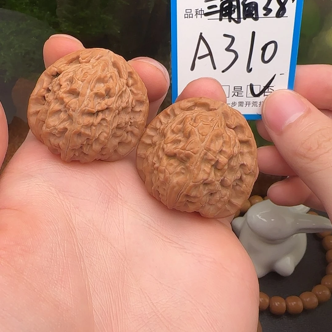 文玩核桃吊坠三角白