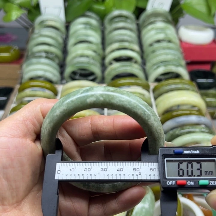 蛇纹石玉未镶嵌手镯48