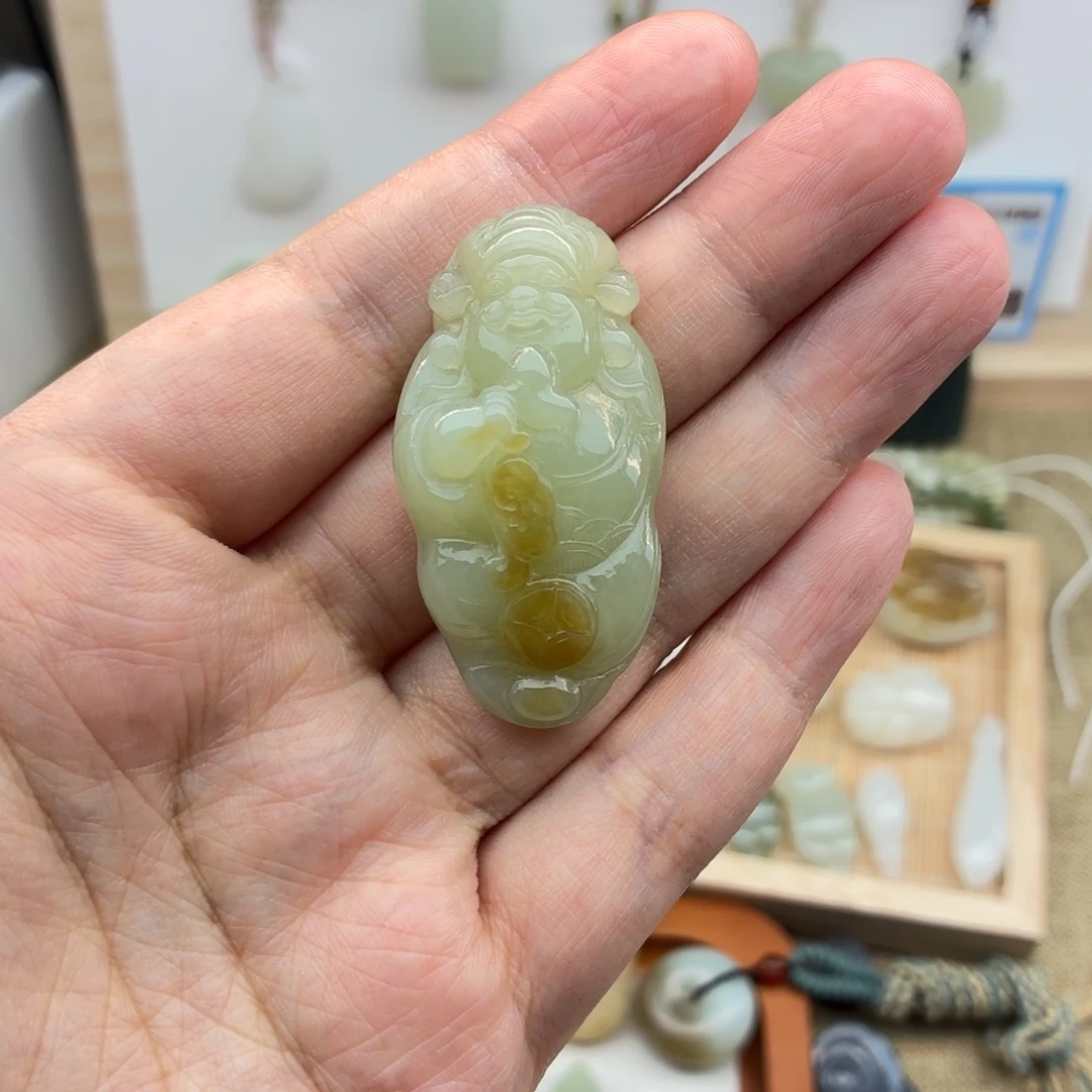 和田玉未镶嵌颈饰且末糖财神