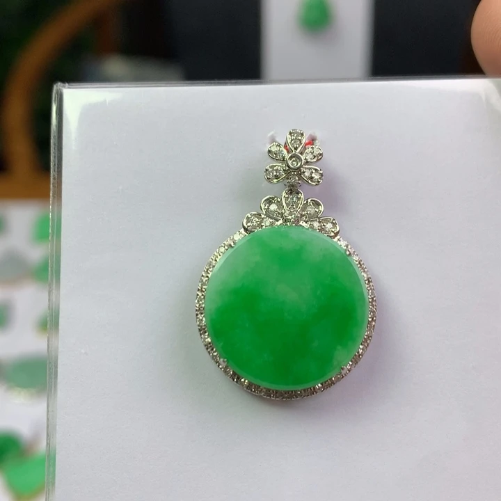 翡翠18K金镶嵌颈饰