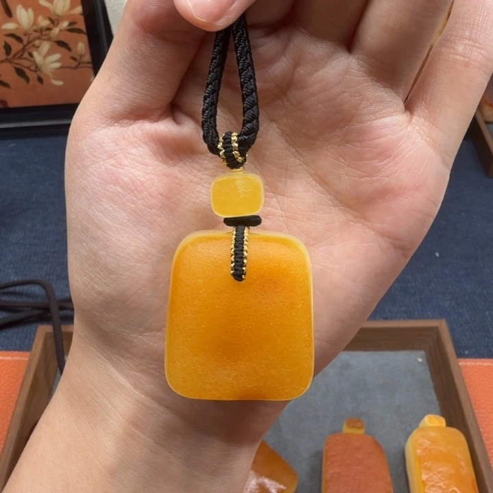 蜜蜡未镶嵌吊坠(赠链)