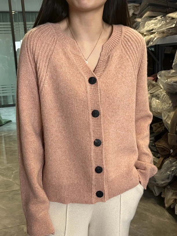 【baby绒】100％剪刀领纽扣花纱羊绒开衫 ht