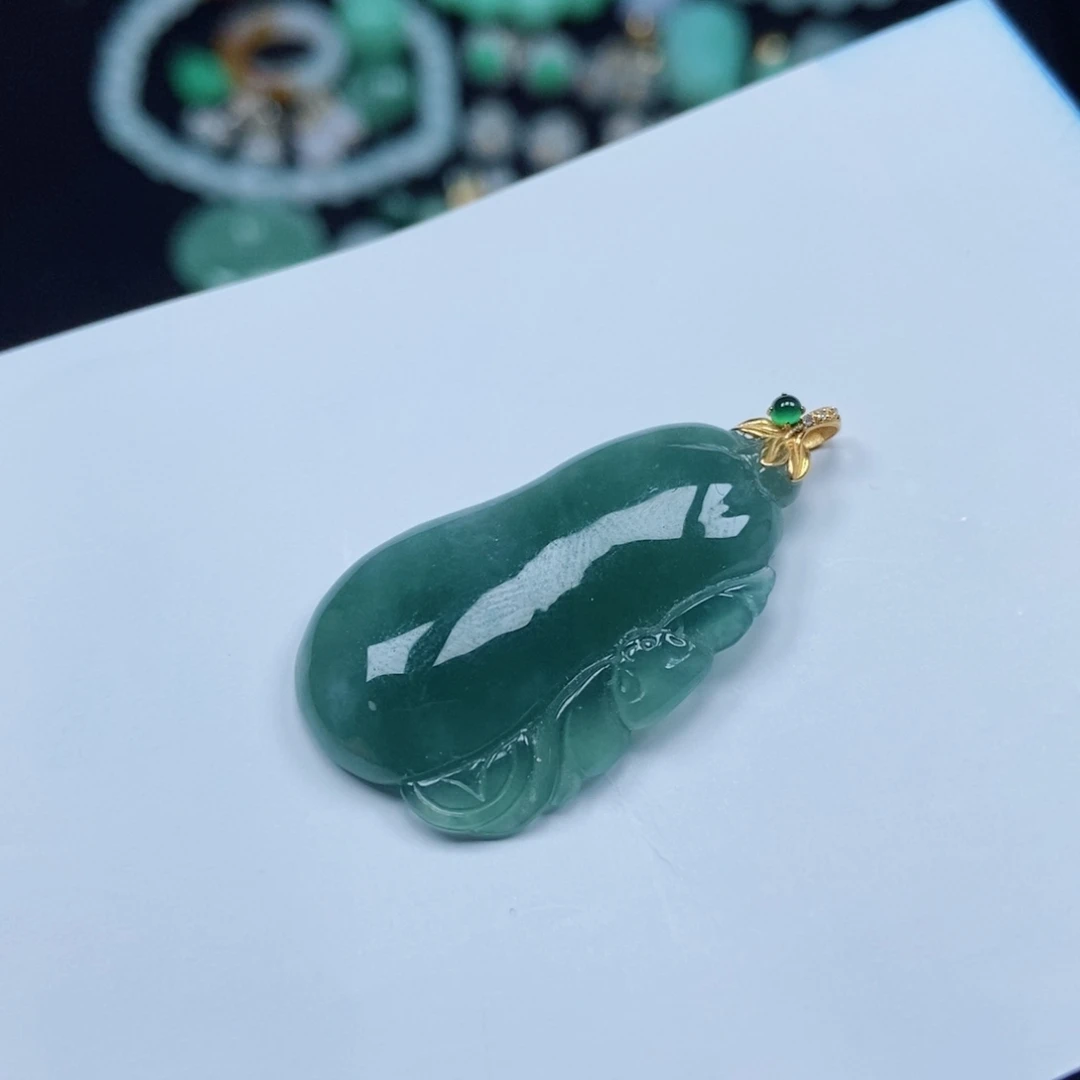 翡翠未镶嵌颈饰瓜瓜