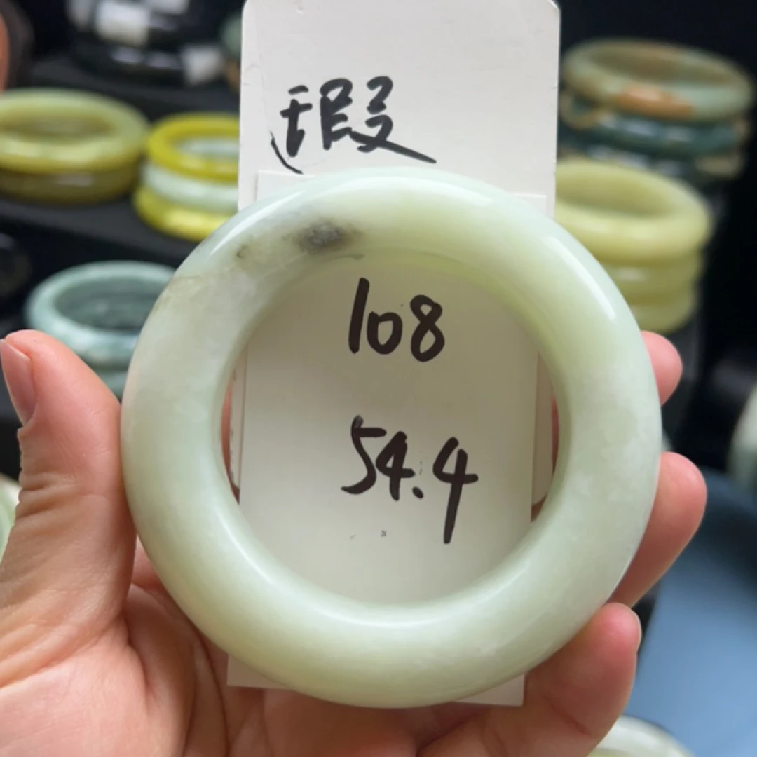 岫玉手镯 手工雕刻有刻痕