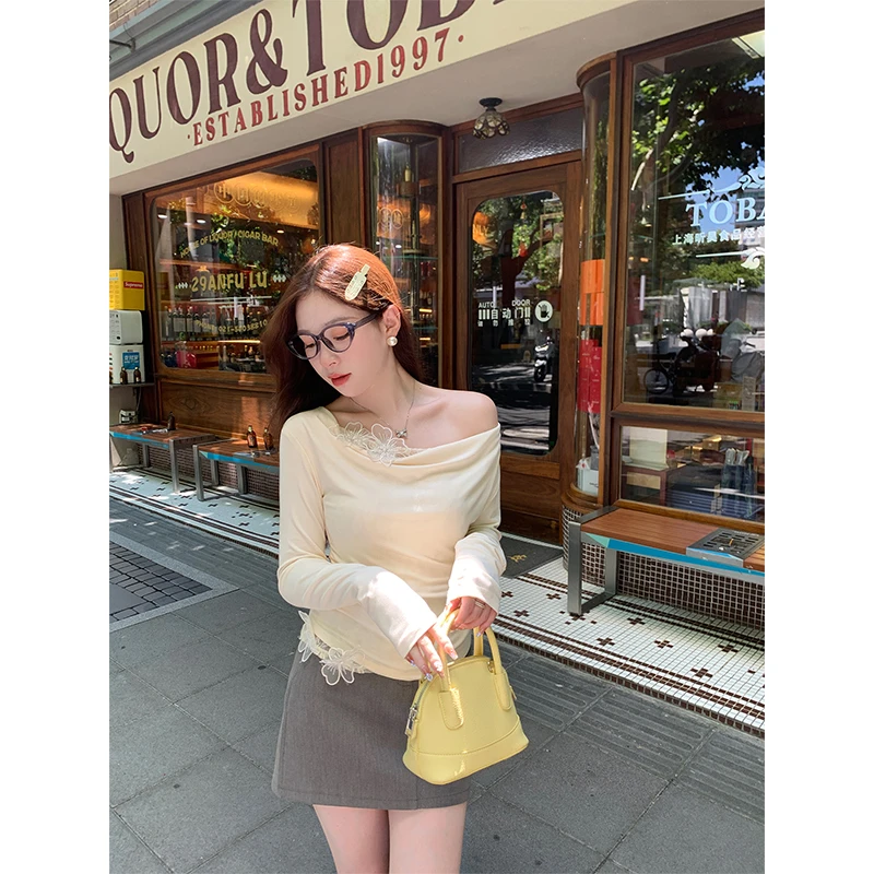 蕾丝花朵拼接斜肩长袖t恤女2025秋季新款一字肩斜肩修身内搭上衣